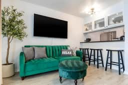 6th St Gem | Cool Pool, Free Parking, Great Vibes