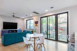 Chic 2BR House – Walk to Downtown & Rainey St.