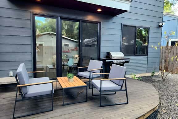 Chic 2BR House – Walk to Downtown & Rainey St. - Image 1