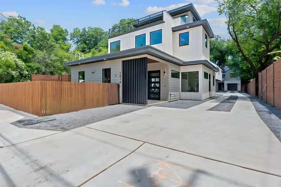 Luxury 5BR East Austin + Rooftop & Pool/Hot Tub - Image 1