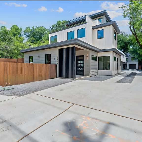 Luxury 5BR East Austin + Rooftop & Pool/Hot Tub - Image 1