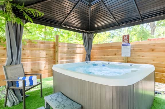 Huge 5BR Gem w/ Hot Tub - Near Downtown, SXSW