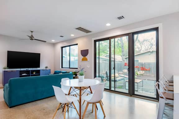 Huge 5BR compound! 1 Block to downtown & Rainey St