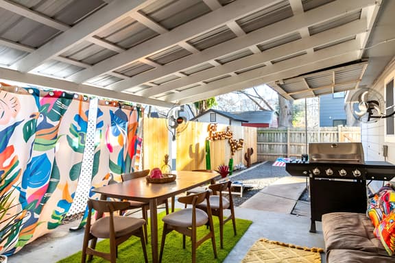 Huge 5BR compound! 1 Block to downtown & Rainey St